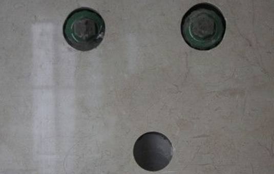 墙上打孔瓷砖打烂怎么办呢(墙上打孔瓷砖打烂怎么办呢视频) 墙上打孔瓷砖打烂怎么办呢(墙上打孔瓷砖打烂怎么办呢视频)